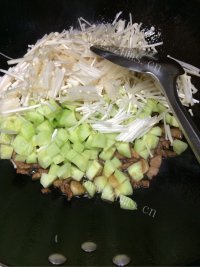 家常菜黄瓜炒金针菇做法图解5)