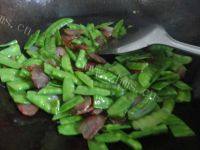 家常菜荷兰豆炒香肠做法图解8)