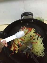 喷香的尖椒土豆丝做法图解6)