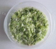 美味可口的蒜苗炒鸡蛋做法图解4)