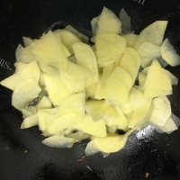 喷香的土豆片炒辣椒做法图解3)