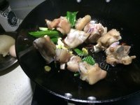 美味的黄豆烧猪蹄做法图解5)