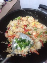 美味的菠萝炒饭做法图解14)