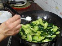 家常菜青瓜炒牛肉做法图解5)