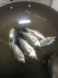 诱人的鲫鱼汤做法图解2)