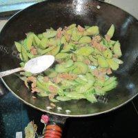 家常菜黄瓜炒瘦肉做法图解7)