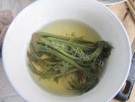 香椿芽摊鸡蛋做法图解1)