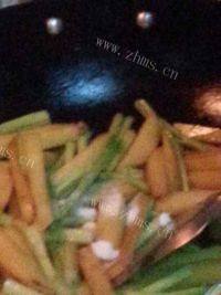 家常菜芹菜炒土豆做法图解4)