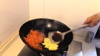 胡萝卜炒鸡蛋做法图解9)