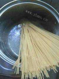 自制番茄肉酱意面做法图解2)