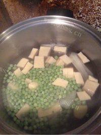 味道不错的冻豆腐豌豆汤做法图解2)