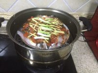 简易的剁椒鱼头做法图解5)