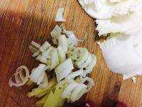 家常菜白菜炒肉做法图解3)