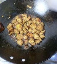 美味的土豆炖牛腩做法图解4)