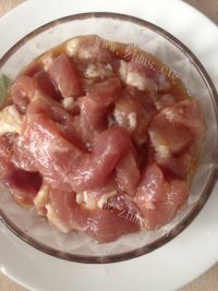 色香味浓的小酥肉蒸碗做法图解3)