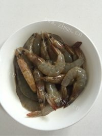 美味的蒜蓉开背虾做法图解4)