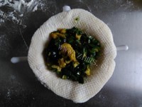 美味的发面韭菜盒子做法图解9)
