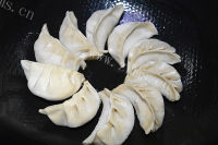 美味电饭煲版煎饺做法图解3)