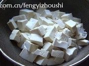 咸鱼鸡粒豆腐煲做法图解4)