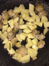 鲜美可口的土豆焖鸡翅做法图解3)