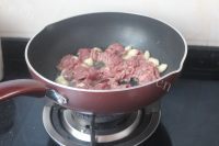 美味的黑椒牛肉做法图解4)