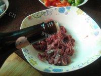 营养丰富的彩椒牛肉做法图解3)
