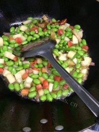 家常菜毛豆炒鸡丁做法图解6)