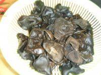 香味四溢的猪肉炒木耳做法图解2)