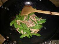 味道不错的荷兰豆炒肉做法图解4)