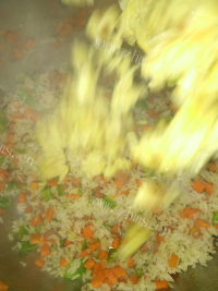 美味的青椒火腿胡萝卜炒饭做法图解10)