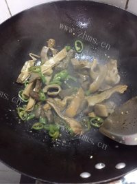 青椒炒猪肚做法图解7)