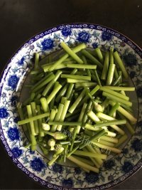 家常菜蒜苔炒肉做法图解2)