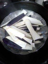 家常菜巧拌鱼香茄子做法图解3)