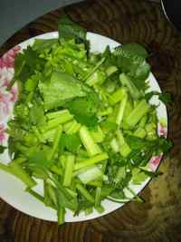 美味的山芹炒豆干做法图解2)