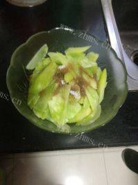 味道不错的凉拌莴笋做法图解3)