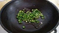 香菜炒牛肉做法图解4)