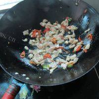 「念念不忘」土豆丝炒肉做法图解4)