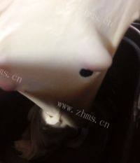 松软的香葱肉松面包卷做法图解3)