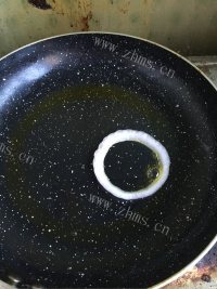 美味营养的洋葱圈煎蛋做法图解6)