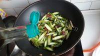 家常菜腊肠炒芦笋做法图解6)