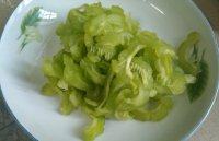 十分诱人的苦瓜炒肉片做法图解4)