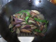 美味的茄子炒青椒做法图解5)
