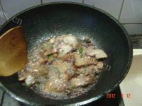 家常五花肉炖芸豆做法图解6)