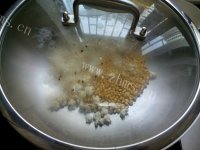 美味营养的爆玉米花做法图解4)