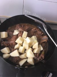 回味无穷的排骨烧土豆做法图解8)
