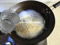 好吃的番茄虾仁汤面做法图解3)