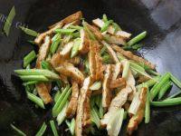 齿颊留香的芹菜炒豆干做法图解8)