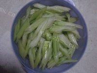 易做的芹菜炒粉条做法图解1)