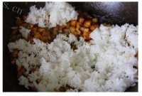 美味的香菇鸡肉焖饭做法图解7)