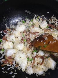 美味的培根炒饭做法图解4)